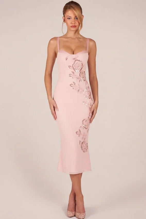 Vestito midi con orlo svasato e dettagli decorativi Cherelle in rosa Vestito midi con orlo svasato e dettagli decorativi Cherelle in rosa