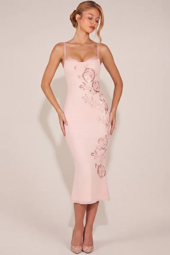 Vestito midi con orlo svasato e dettagli decorativi Cherelle in rosa Vestito midi con orlo svasato e dettagli decorativi Cherelle in rosa