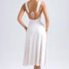 Vestito midi con scollo a cuore e ruches Thandie in avorio Vestito midi con scollo a cuore e ruches Thandie in avorio