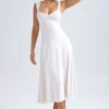 Vestito midi con scollo a cuore e ruches Thandie in avorio Vestito midi con scollo a cuore e ruches Thandie in avorio