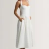 Vestito midi con scollo all’americana e bottoni Orlena in bianco Vestito midi con scollo all’americana e bottoni Orlena in bianco