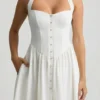 Vestito midi con scollo all’americana e bottoni Orlena in bianco Vestito midi con scollo all’americana e bottoni Orlena in bianco