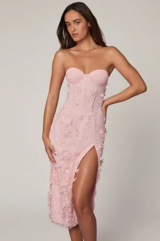 Vestito midi-lungo con corsetto allacciato e spacco in rosa tenue