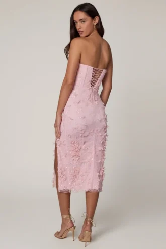 Vestito midi-lungo con corsetto allacciato e spacco in rosa tenue