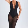 Vestito midi scollato con ruches Safira in nero Vestito midi scollato con ruches Safira in nero