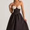 Vestito midi senza spalline con corpetto a corsetto Gabrielle in nero Vestito midi senza spalline con corpetto a corsetto Gabrielle in nero