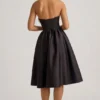Vestito midi senza spalline con corpetto a corsetto Gabrielle in nero Vestito midi senza spalline con corpetto a corsetto Gabrielle in nero
