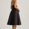 Vestito midi senza spalline con corpetto a corsetto Gabrielle in nero Vestito midi senza spalline con corpetto a corsetto Gabrielle in nero