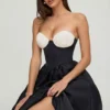 Vestito midi senza spalline con corpetto a corsetto Gabrielle in nero Vestito midi senza spalline con corpetto a corsetto Gabrielle in nero