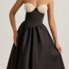 Vestito midi senza spalline con corpetto a corsetto Gabrielle in nero Vestito midi senza spalline con corpetto a corsetto Gabrielle in nero