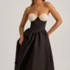 Vestito midi senza spalline con corpetto a corsetto Gabrielle in nero Vestito midi senza spalline con corpetto a corsetto Gabrielle in nero
