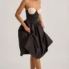Vestito midi senza spalline con corpetto a corsetto Gabrielle in nero Vestito midi senza spalline con corpetto a corsetto Gabrielle in nero