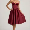 Vestito midi senza spalline con corpetto a corsetto Gabrielle in rosso vino Vestito midi senza spalline con corpetto a corsetto Gabrielle in rosso vino