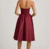Vestito midi senza spalline con corpetto a corsetto Gabrielle in rosso vino Vestito midi senza spalline con corpetto a corsetto Gabrielle in rosso vino