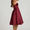 Vestito midi senza spalline con corpetto a corsetto Gabrielle in rosso vino Vestito midi senza spalline con corpetto a corsetto Gabrielle in rosso vino