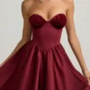 Vestito midi senza spalline con corpetto a corsetto Gabrielle in rosso vino Vestito midi senza spalline con corpetto a corsetto Gabrielle in rosso vino