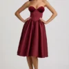 Vestito midi senza spalline con corpetto a corsetto Gabrielle in rosso vino Vestito midi senza spalline con corpetto a corsetto Gabrielle in rosso vino