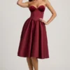 Vestito midi senza spalline con corpetto a corsetto Gabrielle in rosso vino Vestito midi senza spalline con corpetto a corsetto Gabrielle in rosso vino