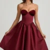 Vestito midi senza spalline con corpetto a corsetto Gabrielle in rosso vino Vestito midi senza spalline con corpetto a corsetto Gabrielle in rosso vino