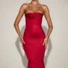 Vestito midi svasato a fascia con bordi in pizzo e raso Belsa in rosso vero Vestito midi svasato a fascia con bordi in pizzo e raso Belsa in rosso vero