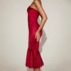 Vestito midi svasato a fascia con bordi in pizzo e raso Belsa in rosso vero Vestito midi svasato a fascia con bordi in pizzo e raso Belsa in rosso vero