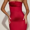 Vestito midi svasato a fascia con bordi in pizzo e raso Belsa in rosso vero Vestito midi svasato a fascia con bordi in pizzo e raso Belsa in rosso vero