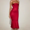 Vestito midi svasato a fascia con bordi in pizzo e raso Belsa in rosso vero Vestito midi svasato a fascia con bordi in pizzo e raso Belsa in rosso vero