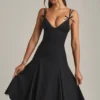 Vestito midi svasato Mallory con fiocco in nero Vestito midi svasato Mallory con fiocco in nero