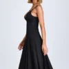 Vestito midi svasato Mallory con fiocco in nero Vestito midi svasato Mallory con fiocco in nero