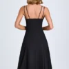 Vestito midi svasato Mallory con fiocco in nero Vestito midi svasato Mallory con fiocco in nero