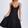 Vestito midi svasato Mallory con fiocco in nero Vestito midi svasato Mallory con fiocco in nero