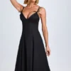 Vestito midi svasato Mallory con fiocco in nero Vestito midi svasato Mallory con fiocco in nero