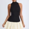 Vestito Nabila con collo alto in Modal, vita bassa e orlo a palloncino in nero Vestito Nabila con collo alto in Modal, vita bassa e orlo a palloncino in nero