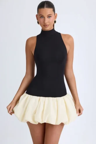 Vestito Nabila con collo alto in Modal, vita bassa e orlo a palloncino in nero
