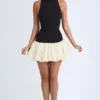 Vestito Nabila con collo alto in Modal, vita bassa e orlo a palloncino in nero Vestito Nabila con collo alto in Modal, vita bassa e orlo a palloncino in nero