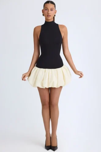 Vestito Nabila con collo alto in Modal, vita bassa e orlo a palloncino in nero