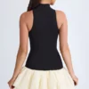 Vestito Nabila con collo alto in Modal, vita bassa e orlo a palloncino in nero Vestito Nabila con collo alto in Modal, vita bassa e orlo a palloncino in nero