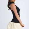 Vestito Nabila con collo alto in Modal, vita bassa e orlo a palloncino in nero Vestito Nabila con collo alto in Modal, vita bassa e orlo a palloncino in nero