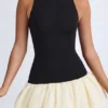 Vestito Nabila con collo alto in Modal, vita bassa e orlo a palloncino in nero Vestito Nabila con collo alto in Modal, vita bassa e orlo a palloncino in nero