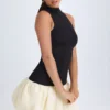 Vestito Nabila con collo alto in Modal, vita bassa e orlo a palloncino in nero Vestito Nabila con collo alto in Modal, vita bassa e orlo a palloncino in nero