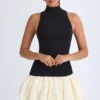 Vestito Nabila con collo alto in Modal, vita bassa e orlo a palloncino in nero Vestito Nabila con collo alto in Modal, vita bassa e orlo a palloncino in nero