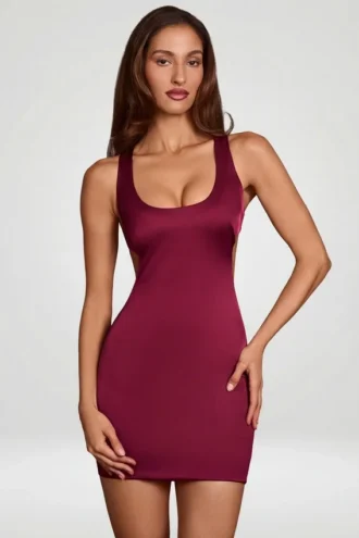 Vestito Orsola con scollo rotondo e allacciatura sul retro in rosso vino