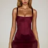 Vestito Rixelle in raso con scollo quadrato e corpetto a corsetto in pelliccia sintetica, colore rosso vino Vestito Rixelle in raso con scollo quadrato e corpetto a corsetto in pelliccia sintetica, colore rosso vino