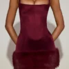Vestito Rixelle in raso con scollo quadrato e corpetto a corsetto in pelliccia sintetica, colore rosso vino Vestito Rixelle in raso con scollo quadrato e corpetto a corsetto in pelliccia sintetica, colore rosso vino