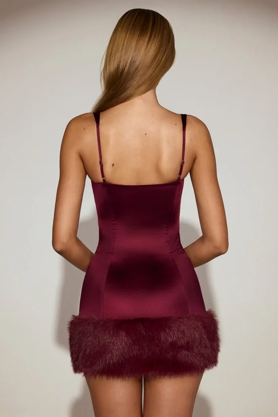Vestito Rixelle in raso con scollo quadrato e corpetto a corsetto in pelliccia sintetica, colore rosso vino Vestito Rixelle in raso con scollo quadrato e corpetto a corsetto in pelliccia sintetica, colore rosso vino