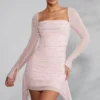 Vestito Tivoli a maniche lunghe con collo a cappuccio decorato in color cipria Vestito Tivoli a maniche lunghe con collo a cappuccio decorato in color cipria