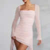 Vestito Tivoli a maniche lunghe con collo a cappuccio decorato in color cipria Vestito Tivoli a maniche lunghe con collo a cappuccio decorato in color cipria