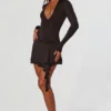 Vestito Vallen con scollo a V profondo e maniche lunghe in nero Vestito Vallen con scollo a V profondo e maniche lunghe in nero
