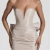 Viviana Vestito corto senza spalline in raso con fiocco in avorio Viviana Vestito corto senza spalline in raso con fiocco in avorio