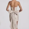 Viviana Vestito corto senza spalline in raso con fiocco in avorio Viviana Vestito corto senza spalline in raso con fiocco in avorio